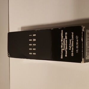 Bobbi Brown Skin Long-Wear Weightless Foundation (Warm Sand 2.5)